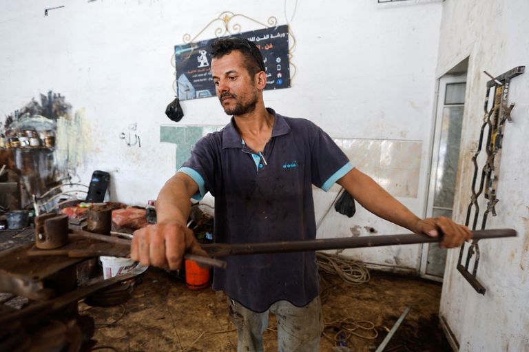 فاخر حمد مع إحدى أعماله