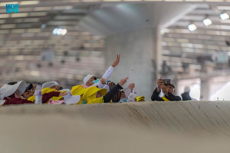 الحجاج يرمون الجمرات