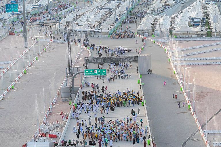 الحجاج يرمون الجمرات