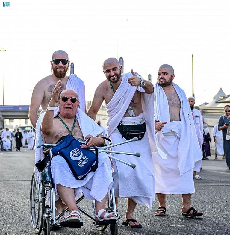 مسلمون يؤدون فريضة الحج