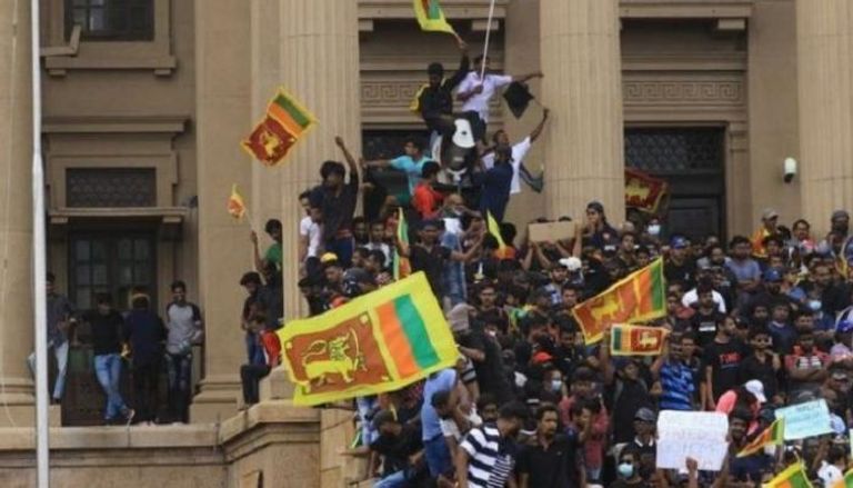 جانب من الاحتجاجات التي تشهدها سريلانكا- رويترز