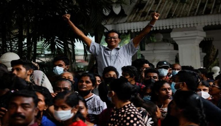 متظاهرون داخل قصر الرئاسة بعد فرار الرئيس جوتابايا راجاباكسا - رويترز