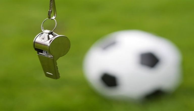 صافرة الحكم حكم كرة قدم يطلق الصافرة