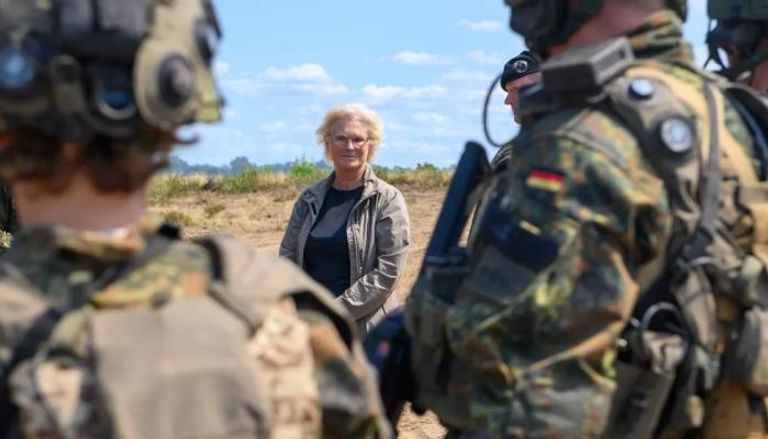 وزيرة الدفاع الألمانية وسط الجنود