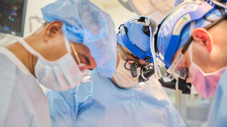 جانب من التدخل الجراحي لنقل قلبي خنزيرين مُعدلين وراثيا لشخصين 