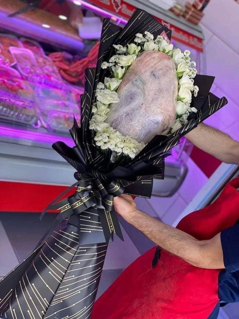 جزائري يهدي خطيبته فخذ خروف على شكل باقة ورد جزائري يهدي خطيبته فخذ خروف في شكل باقة ورد