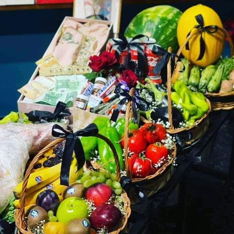 مهيبة العيد المهداة للعروس في الجزائر جزائري يهدي خطيبته فخذ خروف في شكل باقة ورد