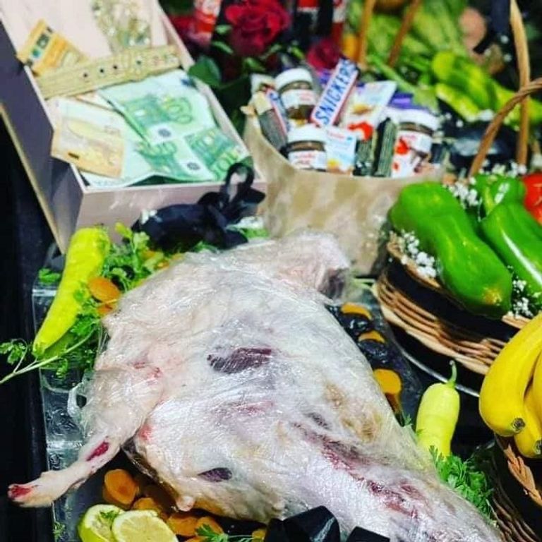 مهيبة العيد المهداة للعروس في الجزائر جزائري يهدي خطيبته فخذ خروف في شكل باقة ورد