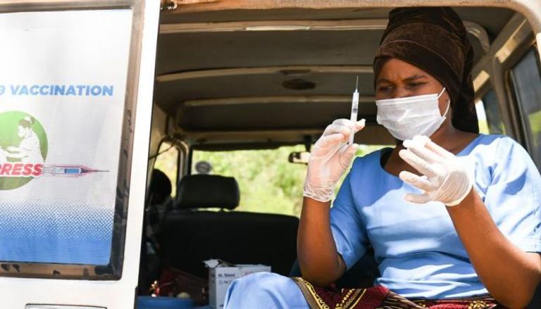 عاملة صحية في قرية بملاوي