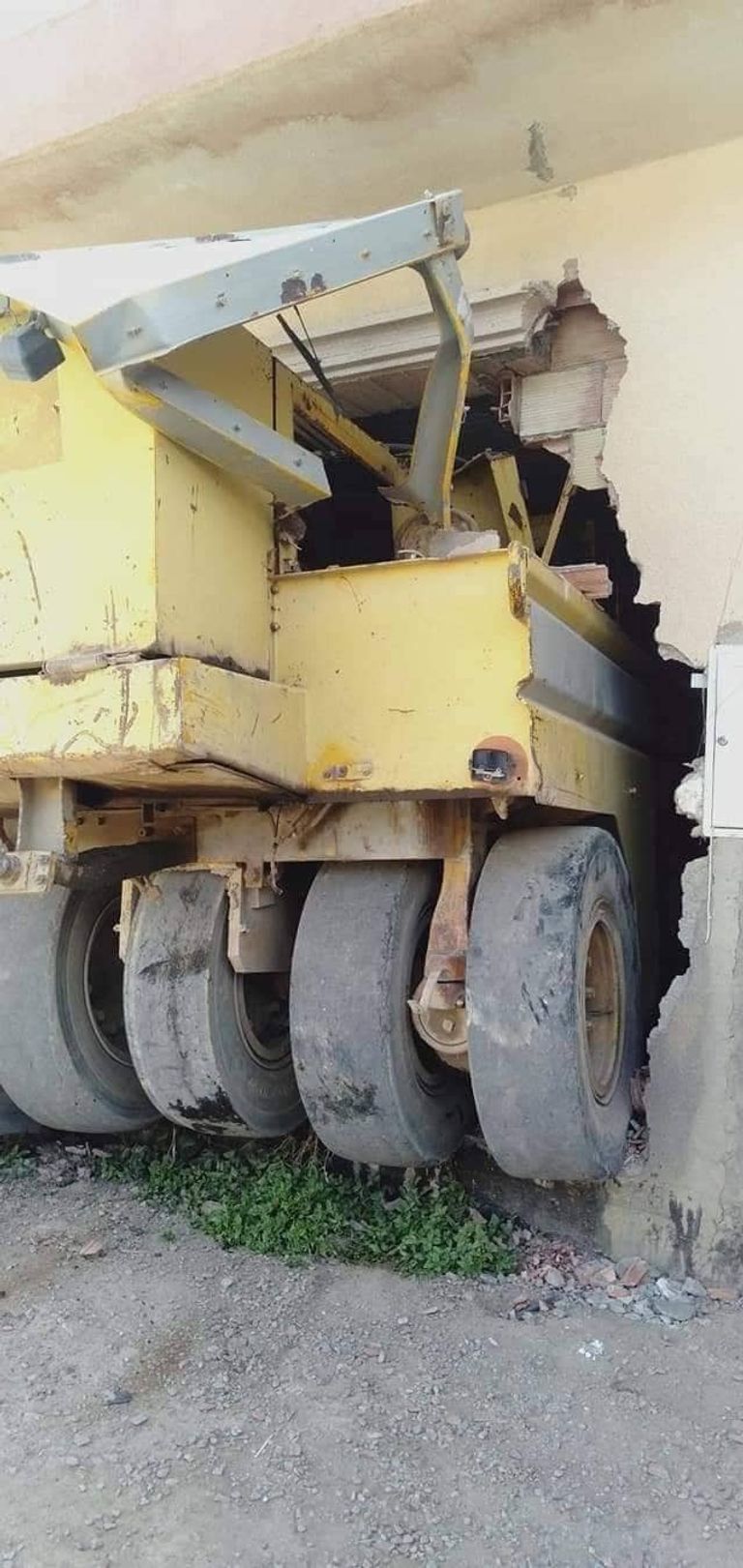 اصطدام آلة تعبيد الطرقات بمنزل جنوبي العاصمة الجزائرية