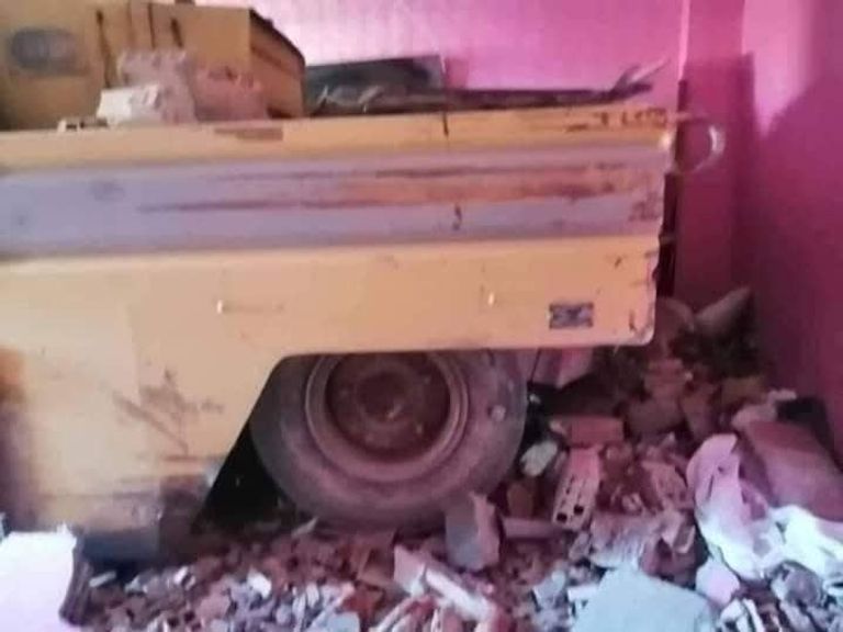 اصطدام آلة تعبيد الطرقات بمنزل جنوبي العاصمة الجزائرية