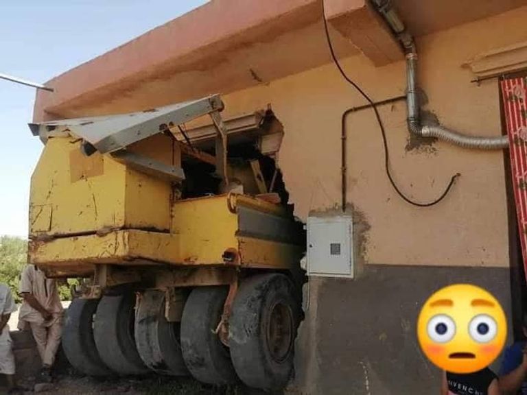 اصطدام آلة تعبيد الطرقات بمنزل جنوبي العاصمة الجزائرية