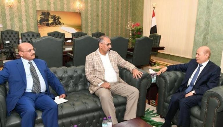 جانب من اجتماع الرئيس اليمني مع محافظ البنك المركزي