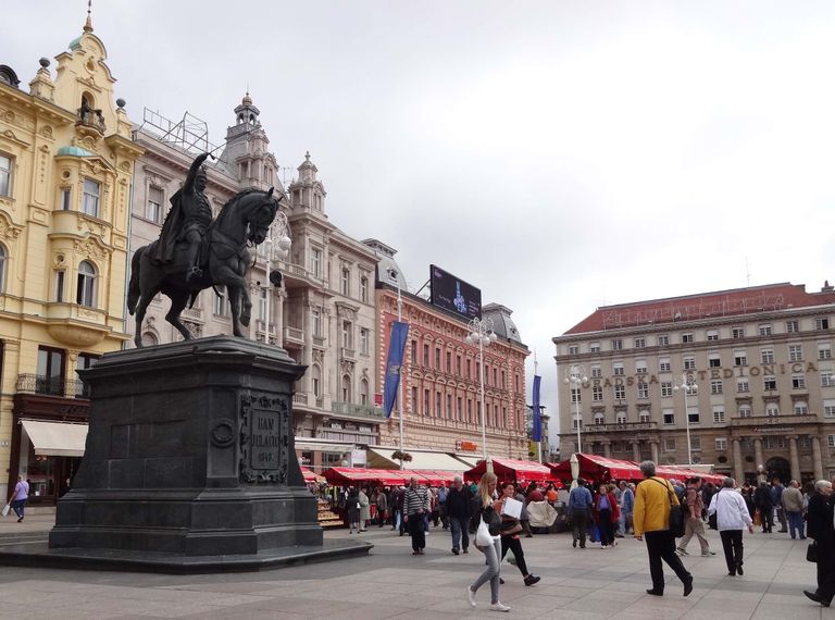ساحة "Josip Jelacic" أحد أماكن السياحة في زغرب السياحة في زغرب…4 أماكن سياحية والوقت المناسب للزيارة