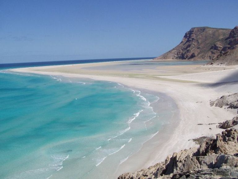 شاطئ جزيرة سقطرى أحد أماكن السياحة في عدن السياحة في عدن.. 4 أماكن تخطف الأنظار في لؤلؤة المحيط الهندي