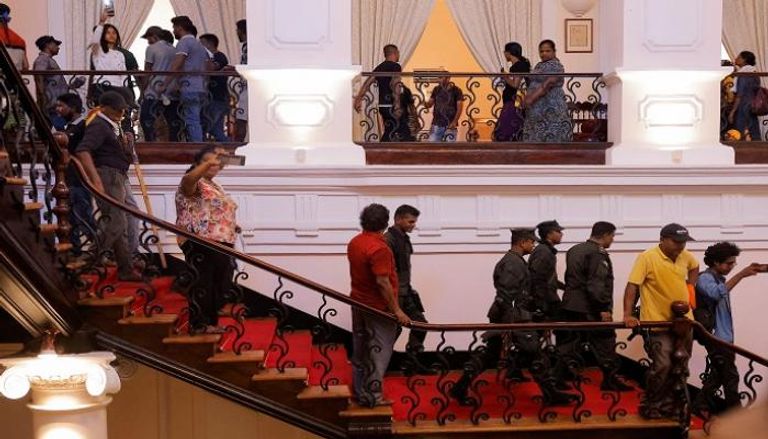 محتجون داخل قصر الرئاسة في سريلانكا- رويترز
