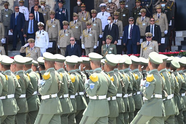 استعراض عسكري للجيش الجزائري  ضابطة في الجيش الجزائري خلال استعراض عسكري