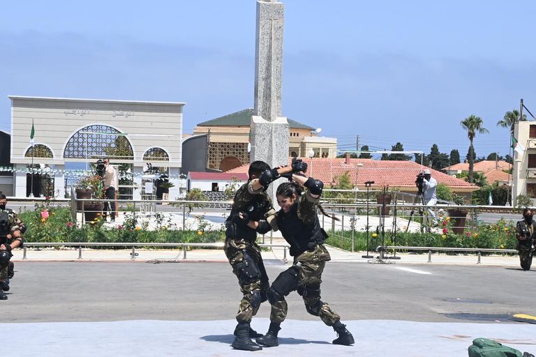 ضابطة في الجيش الجزائري خلال استعراض عسكري ضابطة في الجيش الجزائري خلال استعراض عسكري