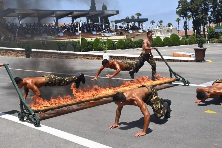 استعراض عسكري للجيش الجزائري  ضابطة في الجيش الجزائري خلال استعراض عسكري