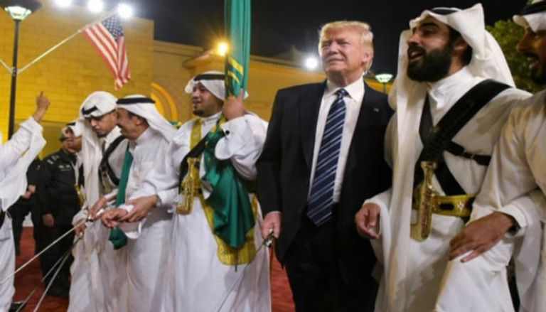 دونالد ترامب يؤدي رقصة العرضة برفقة الملك سلمان بن عبدالعزيز