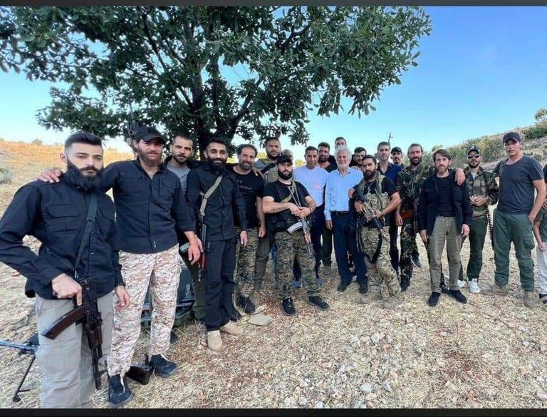 السفير العراقي لدى لبنان برفقة عنصر مسلح