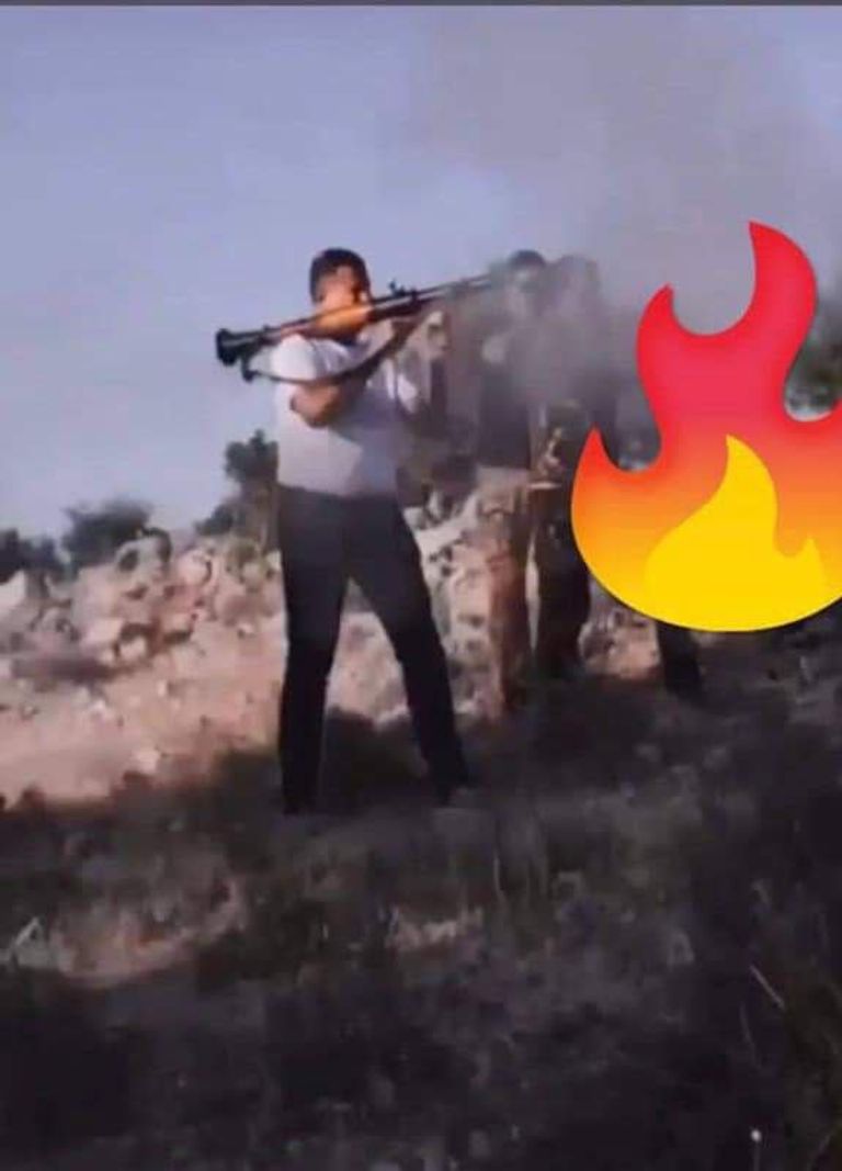 السفير العراقي لدى لبنان برفقة عنصر مسلح