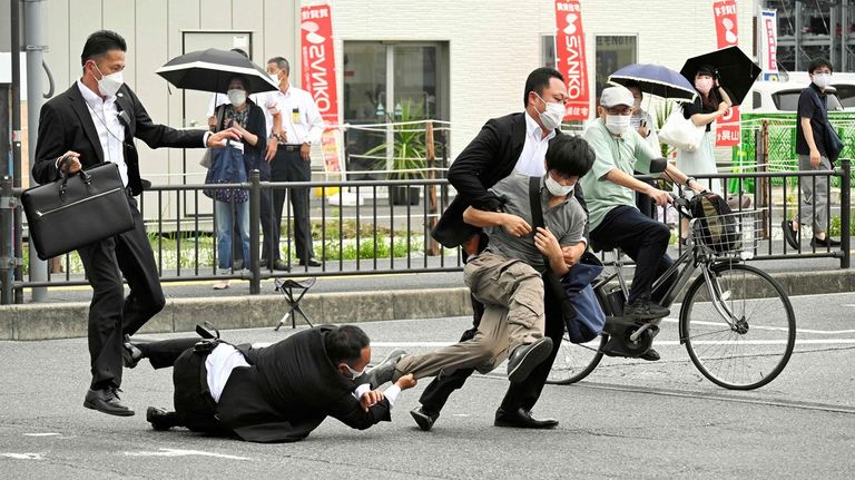 الأمن الياباني يعتقل مطلق الرصاص على رئيس الوزراء الأسبق