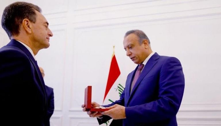 السفير الفرنسي يسلم الكاظمي وسام جوقة الشرف الوطني