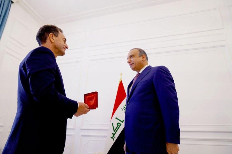 السفير الفرنسي يسلم الكاظمي وسام جوقة الشرف الوطني