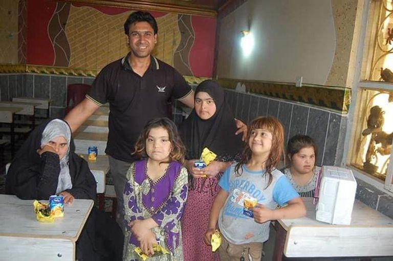 طفلة مصابة بمتلازمة داون تتلقى درسا في دار يد الرحمة