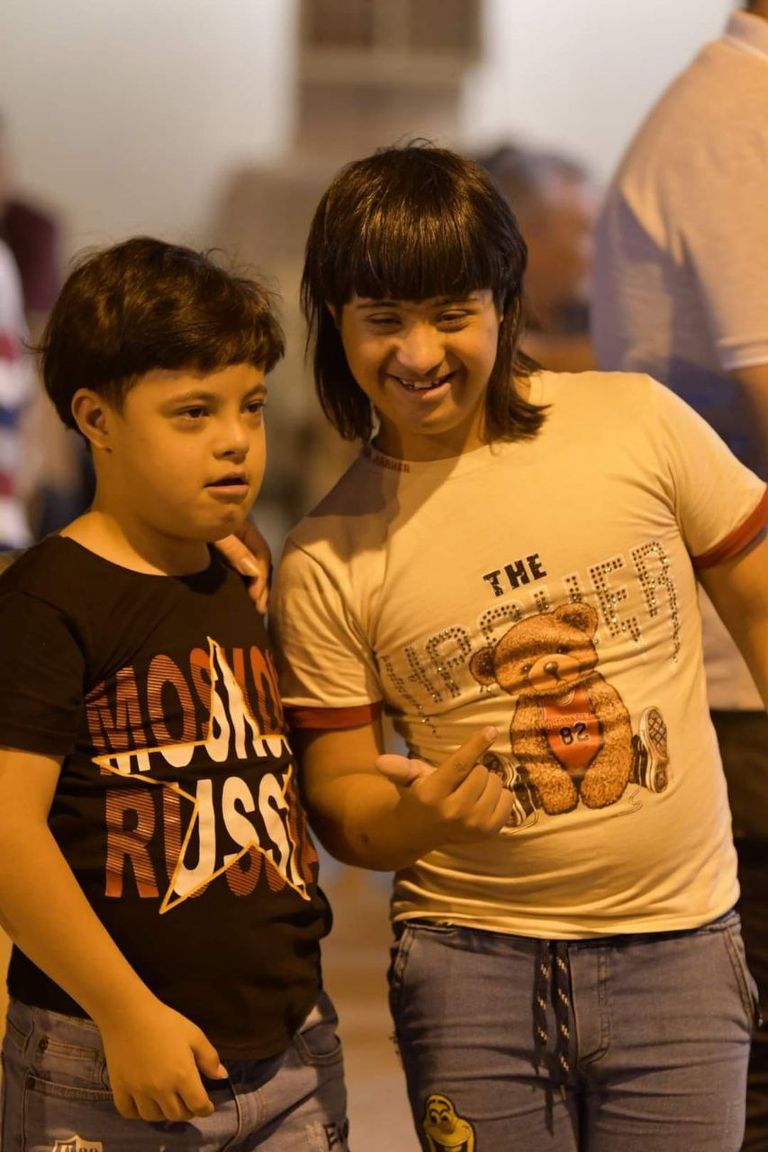 طفلة مصابة بمتلازمة داون تتلقى درسا في دار يد الرحمة