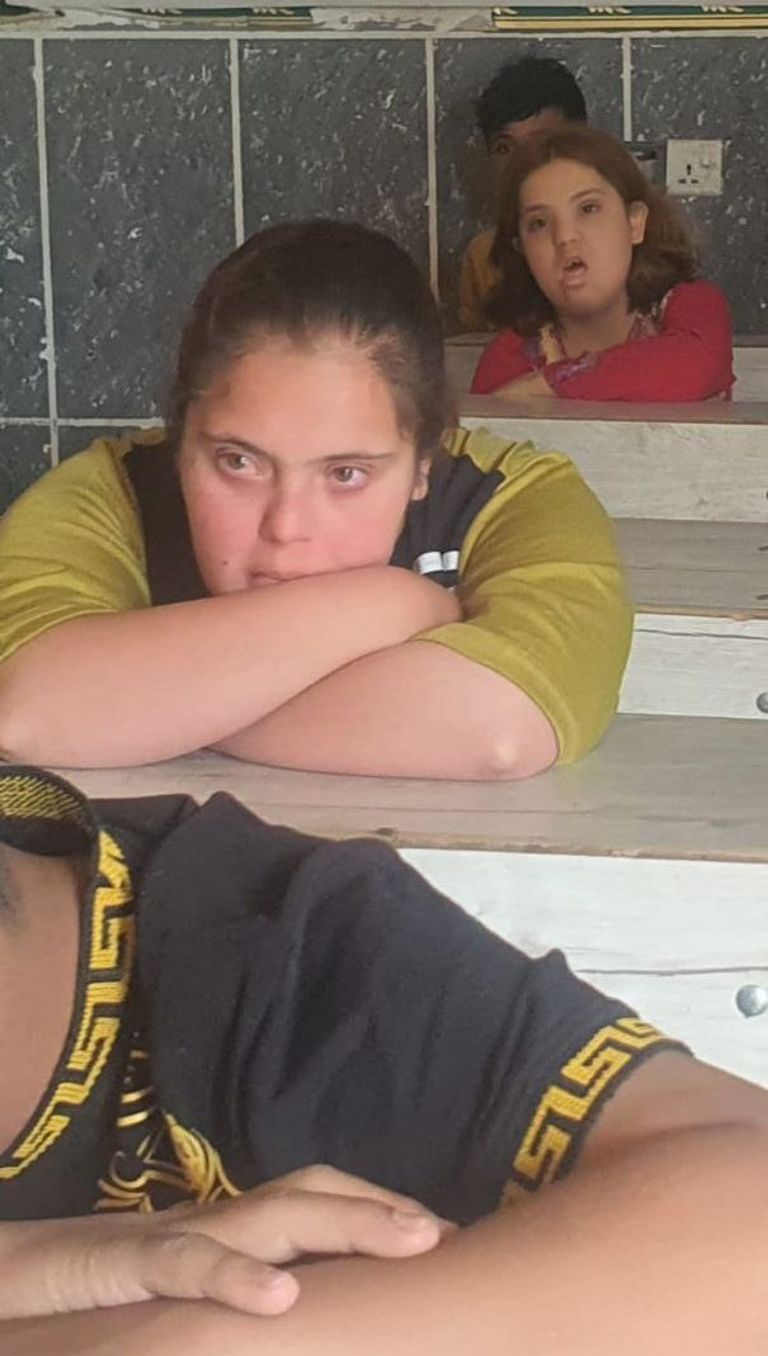 طفلة مصابة بمتلازمة داون تتلقى درسا في دار يد الرحمة