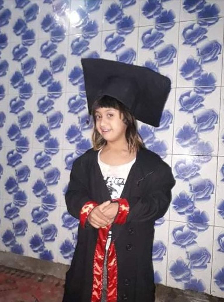 طفلة مصابة بمتلازمة داون تتلقى درسا في دار يد الرحمة