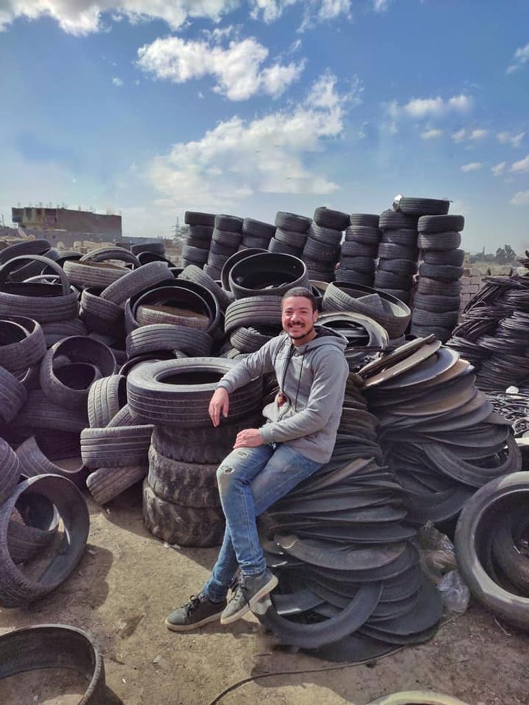 إبراهيم صلاح أثناء التحضير لمجسم "كينج كونج"