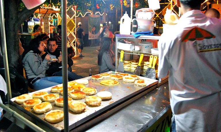 ميديلين مطاعم الشارع في مدينة ميديلين بكولومبيا