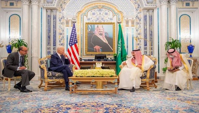 العاهل السعودي خلال لقاء الرئيس الأمريكي في جدة