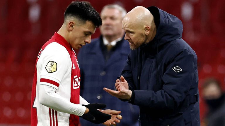 تين هاج مدرب مانشستر يونايتد مع ليساندرو مارتينيز