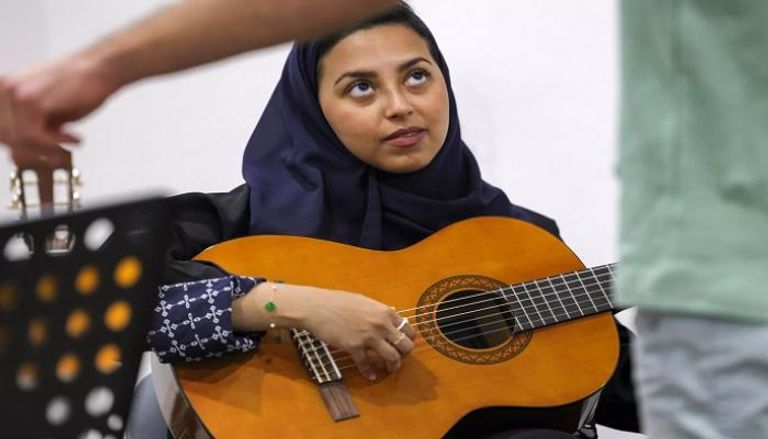 شابة سعودية داخل أحد مراكز تعلم الموسيقى بالرياض