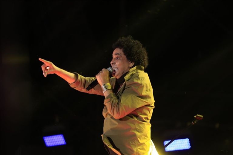 محمد منير يبكي في حفل الإسكندرية