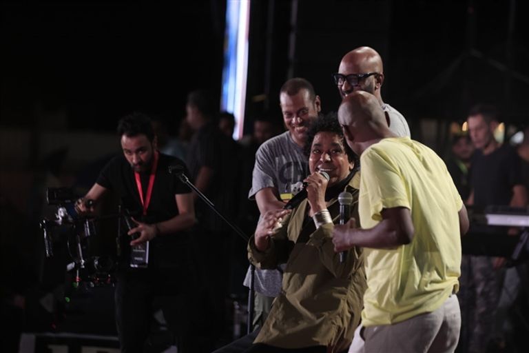 محمد منير يبكي في حفل الإسكندرية