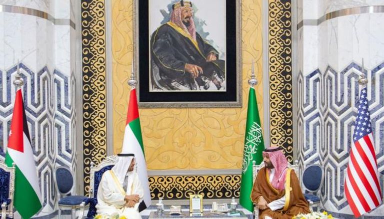 الأمير محمد بن سلمان لدى استقباله الشيخ محمد بن زايد آل نهيان في جدة