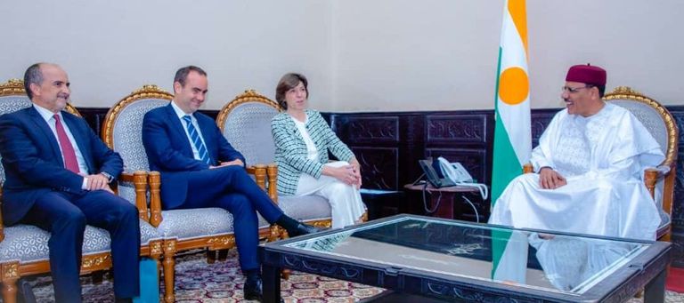 استقبال رئيس النيجر وزيري الخارجية والدفاع الفرنسيين جنود من الجيش الفرنسي في منطقة الساحل الأفريقي - أرشيفية