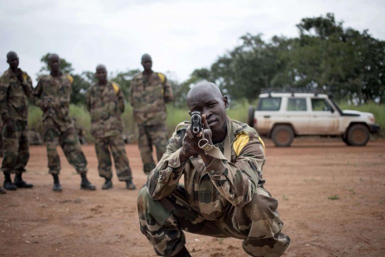 جندي من جيش النيجر في إطار مهمة الحرب على الإرهاب جنود من الجيش الفرنسي في منطقة الساحل الأفريقي - أرشيفية