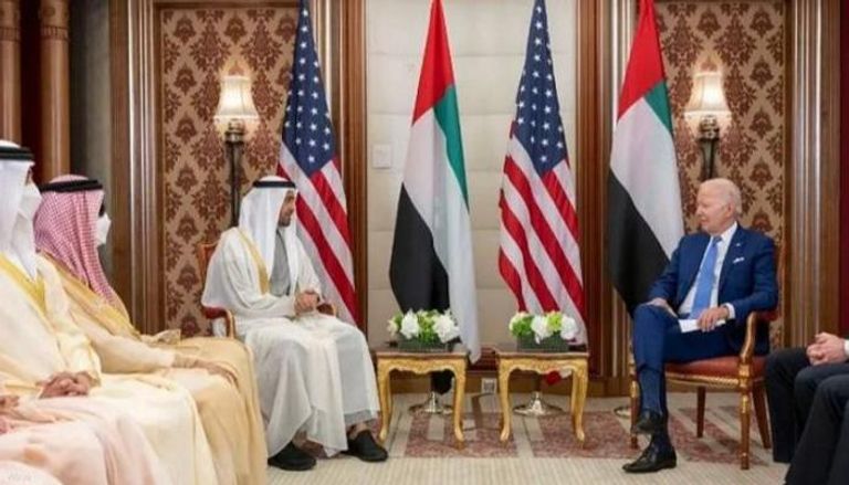 الشيخ محمد بن زايد آل نهيان رئيس دولة الإمارات خلال لقاء الرئيس الأمريكي