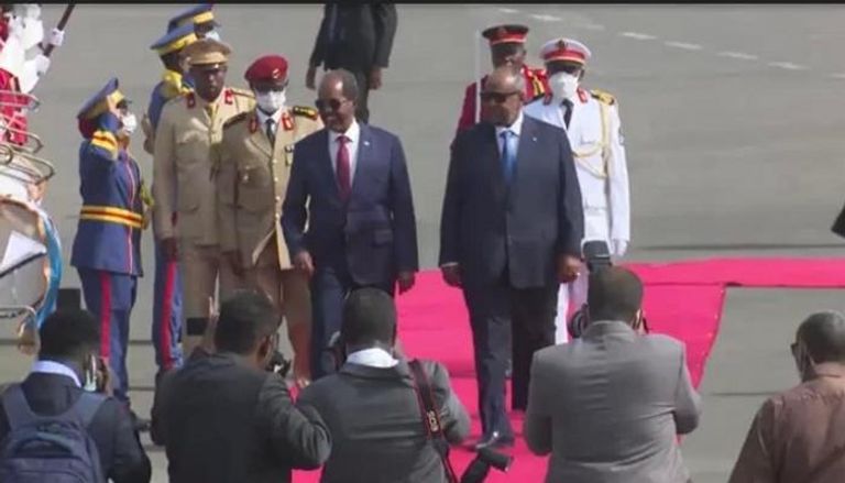 رئيس جيبوتي خلال استقبال نظيره الصومالي