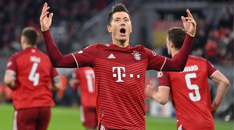 ليفاندوفسكي بقميص بايرن ميونخ قبل حسم انتقاله إلى برشلونة ماتيس دي ليخت مدافع يوفنتوس