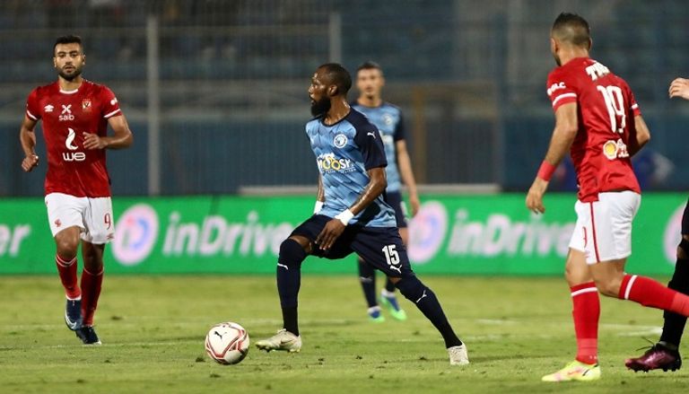 من مباراة الأهلي وبيراميدز في الدوري المصري محمود كهربا نجم الأهلي المصري