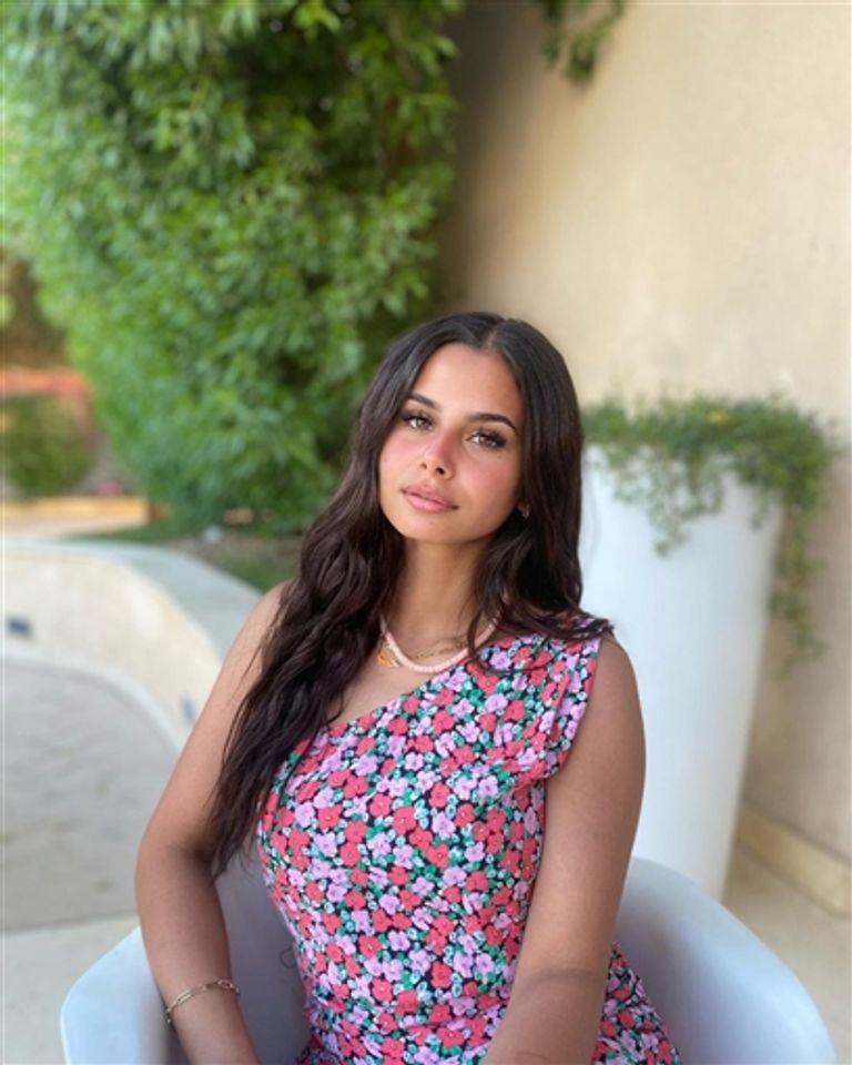 الفنانة منة عرفة