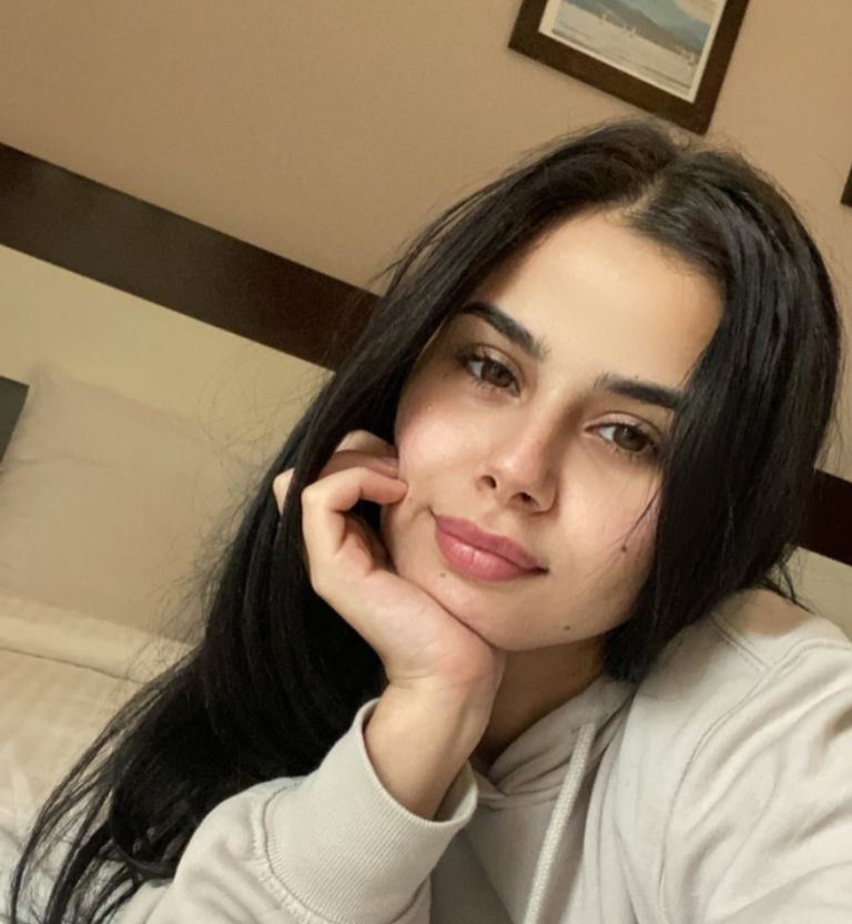 الفنانة منة عرفة