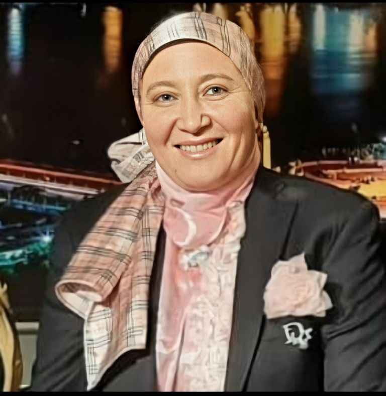 شخص يحمل حقنة مليئة بالمصل